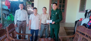 Hội Cựu chiến binh xã tặng 5 suất quà Tết cho các hội viên khó khăn