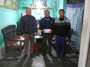 Đảng ủy xã tổ chức trao quà cho các hộ gia đình đảng viên khó khăn