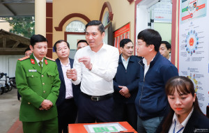 Đồng chí Hoàng Nghĩa Hiếu - Phó bí thư tỉnh ủy thăm và làm việc tại xã Nghĩa Thuận