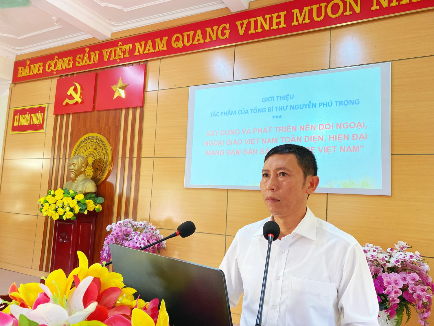 Đ c Phan Văn Chung Bí thư Đảng ủy quán triệt nội dung thứ ba tại hội nghị