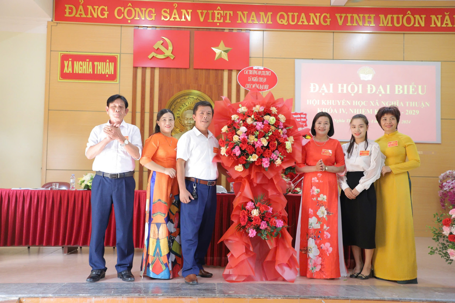 Tặng hoa chúc mừng Đại hội của các trường học